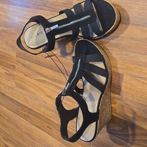 Torrid Stretch Front Zip Wedge NWT